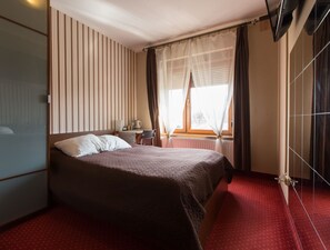 Deluxe Double Room | Laptop workspace, iron/ironing board, free WiFi, bed sheets - Villa Ventana (Poznan)