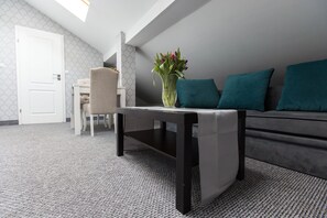 Apartemen Deluks | Ruang kerja ramah laptop, setrika/meja setrika, dan Wi-Fi gratis