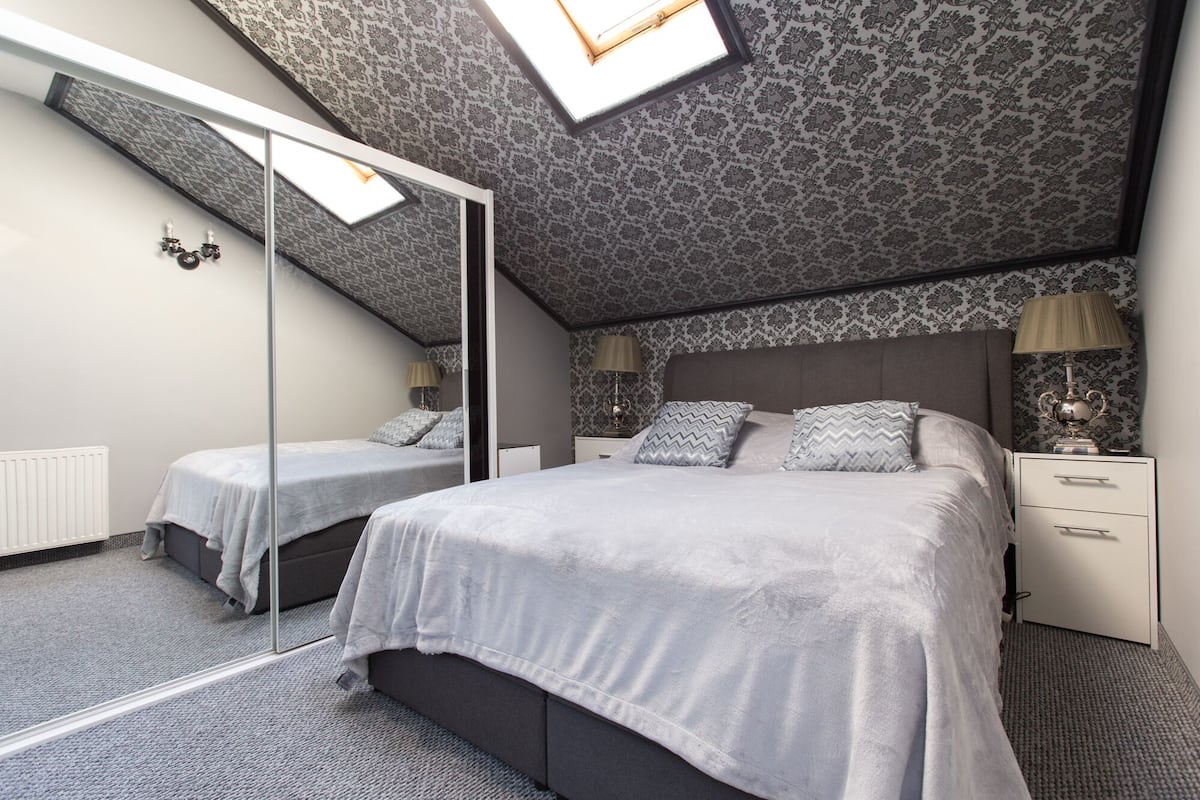 Deluxe Apartment | Laptop workspace, iron/ironing board (on request), free WiFi, bed sheets
