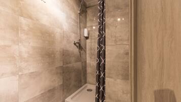 Twin Room | Bathroom | Free toiletries, hair dryer, towels