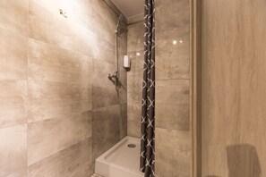 Twin Room | Bathroom | Free toiletries, hair dryer, towels