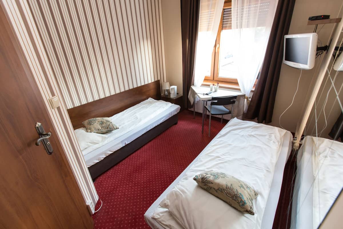 Deluxe Double or Twin Room | Laptop workspace, iron/ironing board (on request), free WiFi, bed sheets