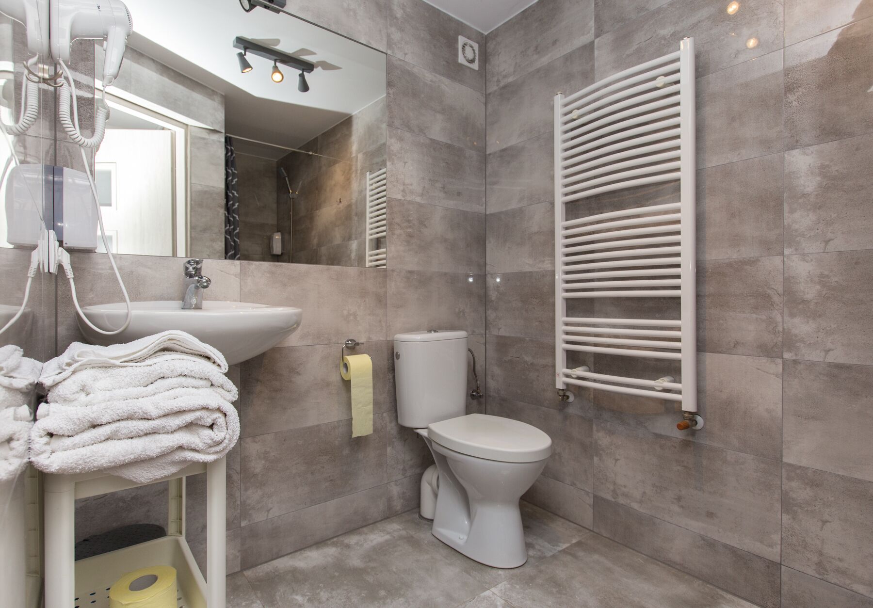Twin Room | Bathroom | Free toiletries, hair dryer, towels