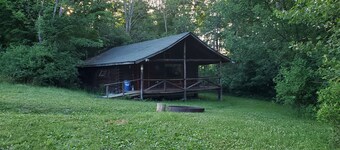 Exklusive Einzelblockhütte an einem voll ausgestatteten See