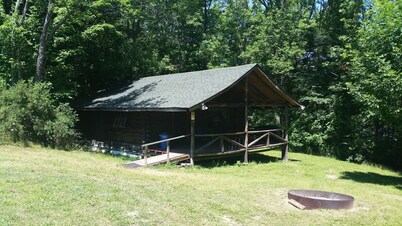 Exclusiva cabaña individual junto a un lago completamente abastecido