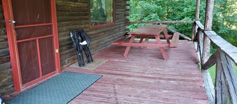 Cabane en bois rond exclusive au bord d'un lac bien approvisionné