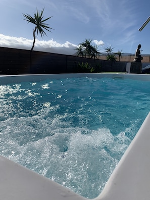 Piscina externa, guarda-sóis, espreguiçadeiras