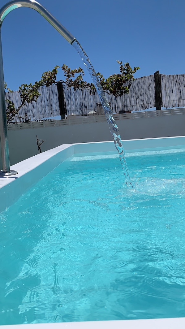 Piscine extérieure, parasols de plage, chaises longues