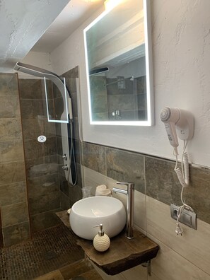 Comfort-Zimmer | Badezimmer | Dusche, Hydromassagedusche, kostenlose Toilettenartikel, Haartrockner