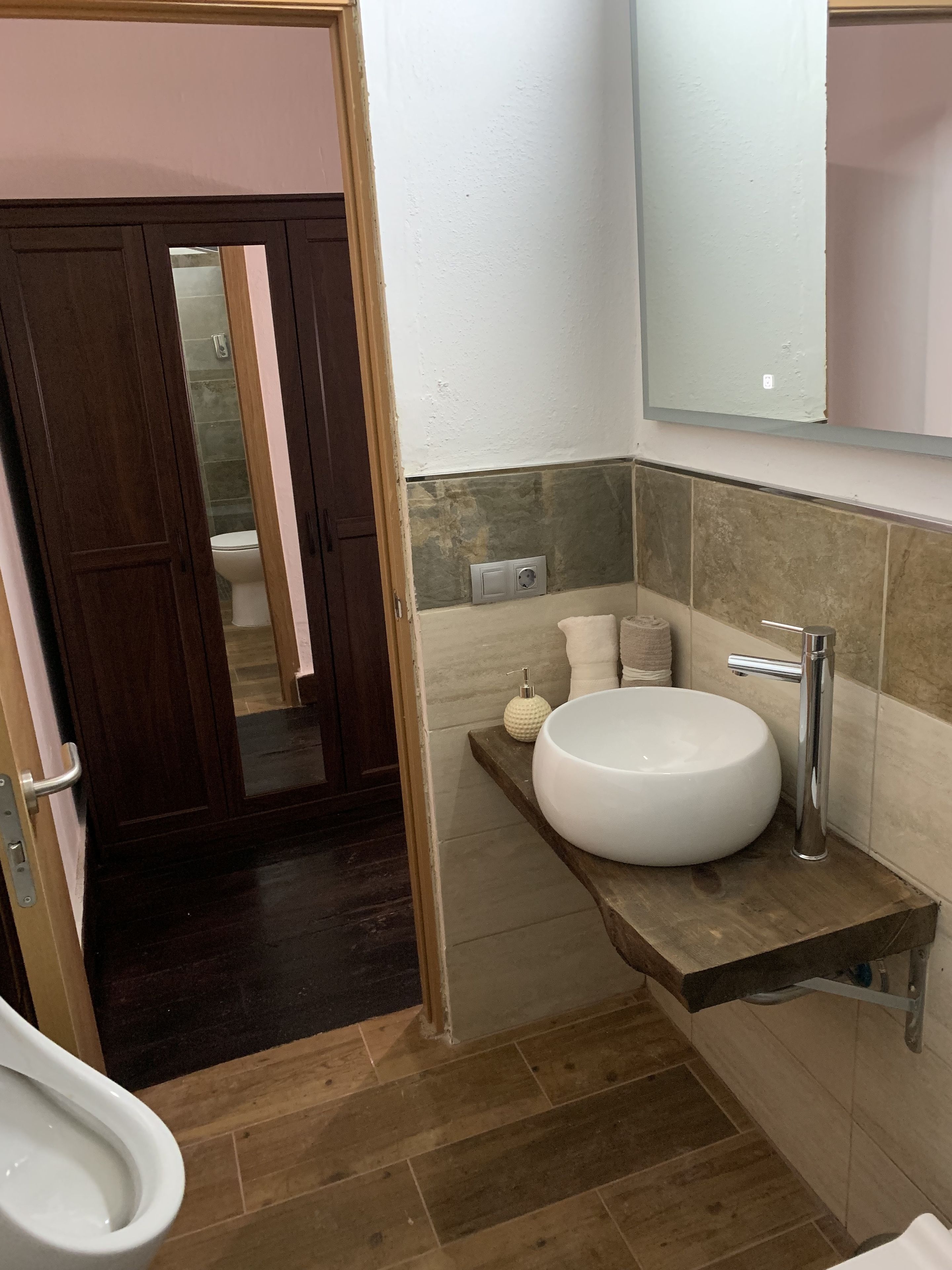 exclusive room | bathroom | shower, hydromassage showerhead, free toiletries, hair dryer