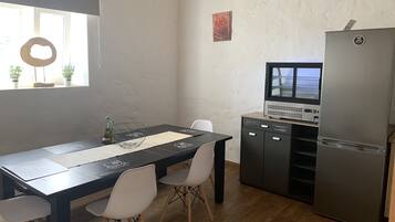 Een waterkoker, een kinderstoel