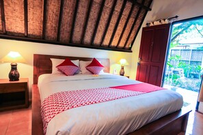 Deluxe Double Room | Desk, free WiFi, bed sheets - OYO 997 Ocean 2 Bungalows (Gili Trawangan)