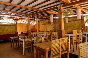 Restaurant - OYO 997 Ocean 2 Bungalows (Gili Trawangan)