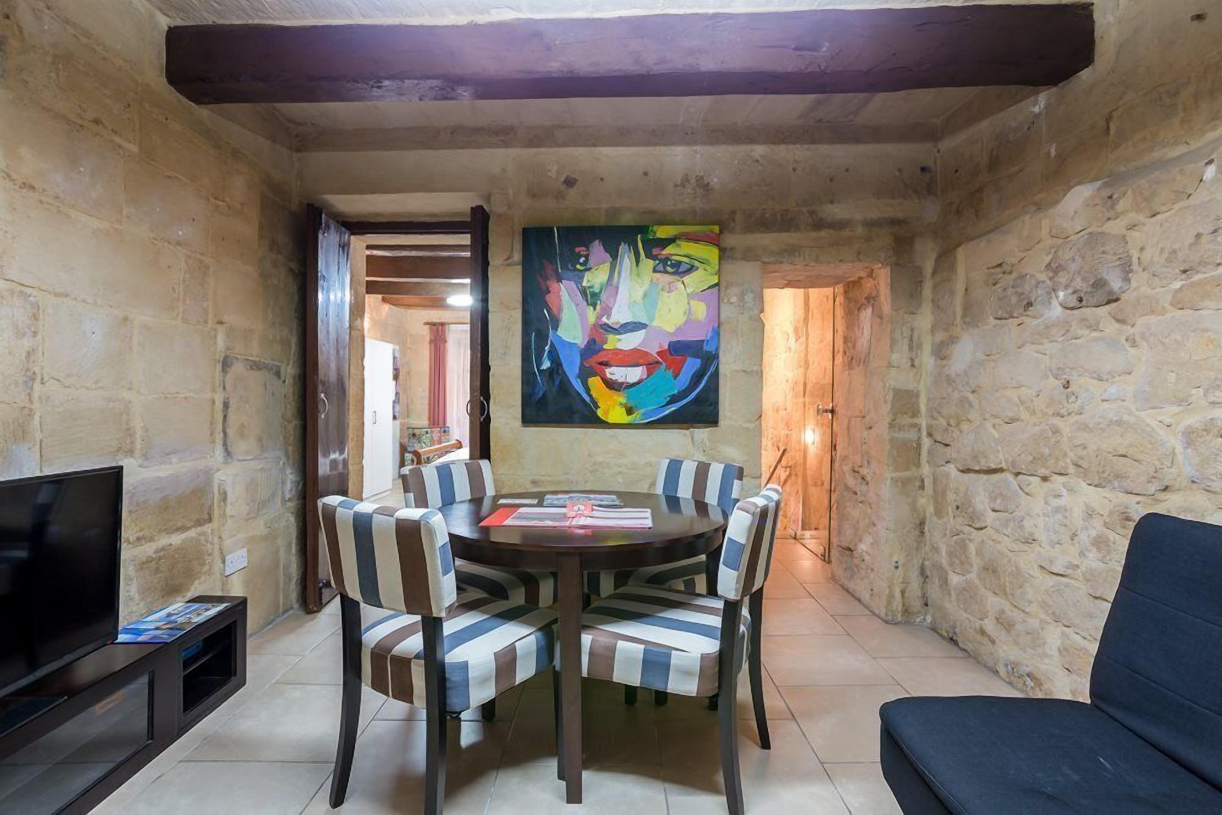 Apartamento, 2 quartos | Área de estar | TV de tela plana