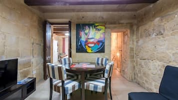 Apartamento, 2 quartos | Área de estar | TV de tela plana