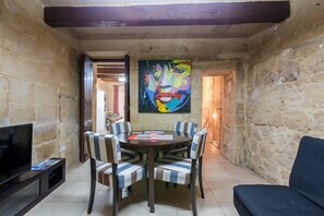 Apartamento, 2 quartos | Área de estar | TV de tela plana