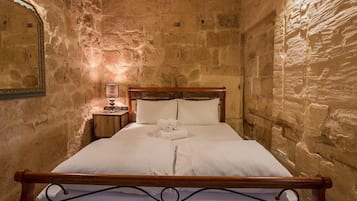 Apartment, 2 Bedrooms | Cribs/infant beds, bed sheets