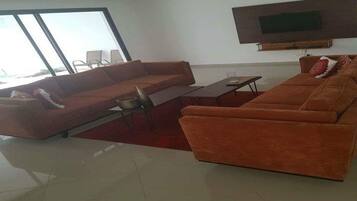 Villa de lujo | Sala de estar | Televisión de pantalla plana de 40 pulgadas con canales por satélite