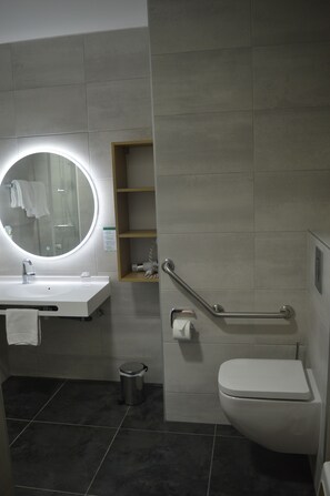 Shower, rainfall showerhead, hair dryer, towels - Hotel Restaurant Ritter'hoft (Morsbronn-les-Bains)
