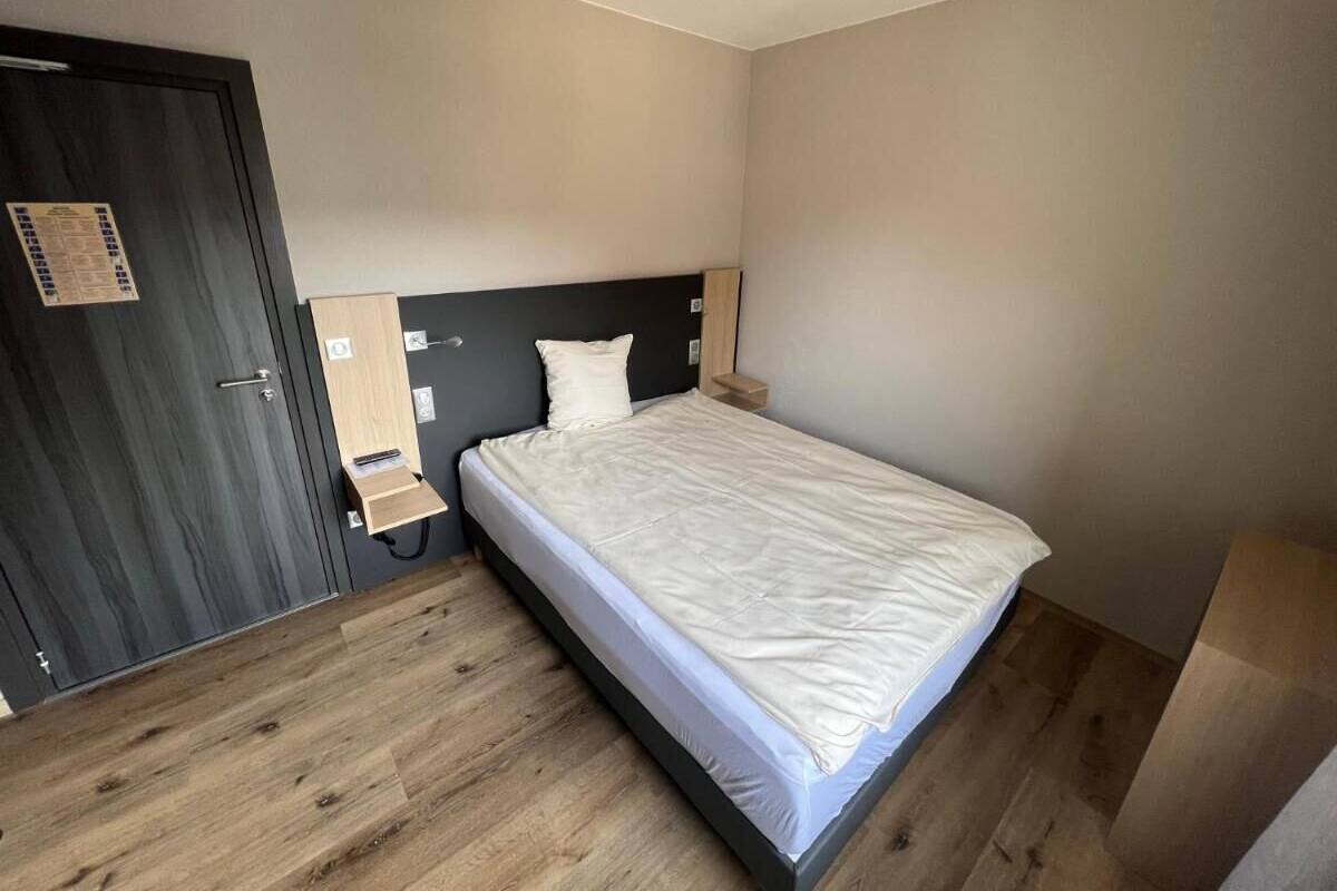 Desk, WiFi (free), bed sheets