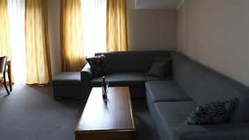 Apartamento básico, vistas al jardín | Edredones de plumas, colchones Select Comfort, caja fuerte y escritorio