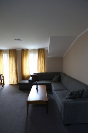 Leilighet – basic, hageutsikt | Dundyner, senger med Select Comfort-madrass og safe på rommet