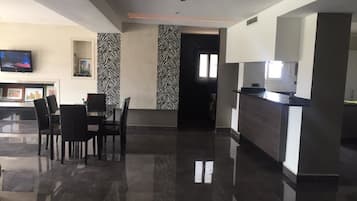 Apartment, 3 Bedrooms, Terrace | Ruang tamu | TV
