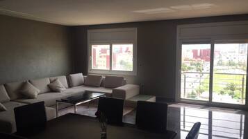 Apartament, 3 dormitoris, terrassa | Sala d'estar | Televisor