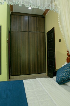 2 camere, una scrivania, ferro/asse da stiro