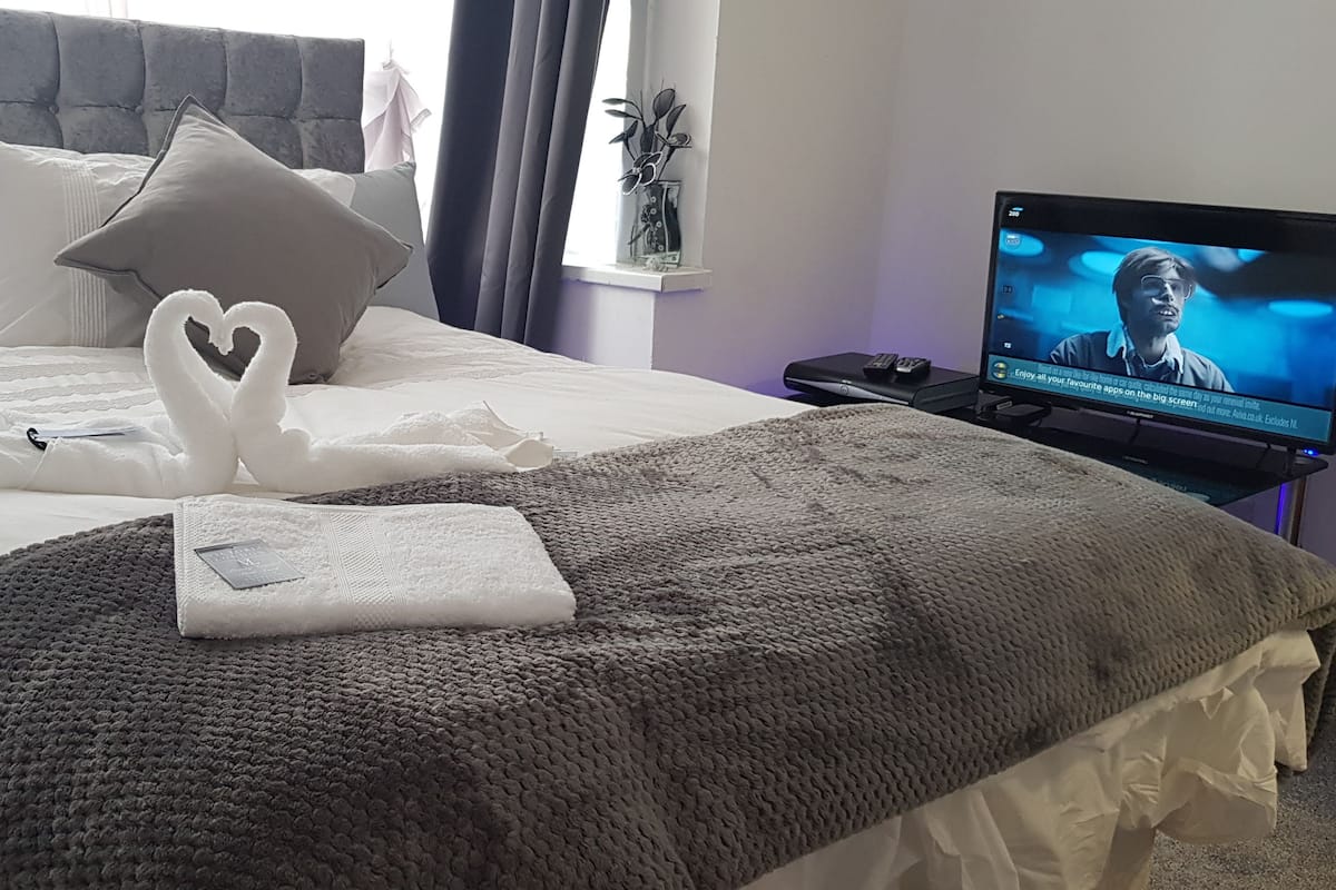 Iron/ironing board, free WiFi, bed sheets