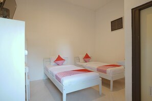 Desk, free WiFi, bed sheets - OYO 967 Cajoma Guesthouse (Labuan Bajo)