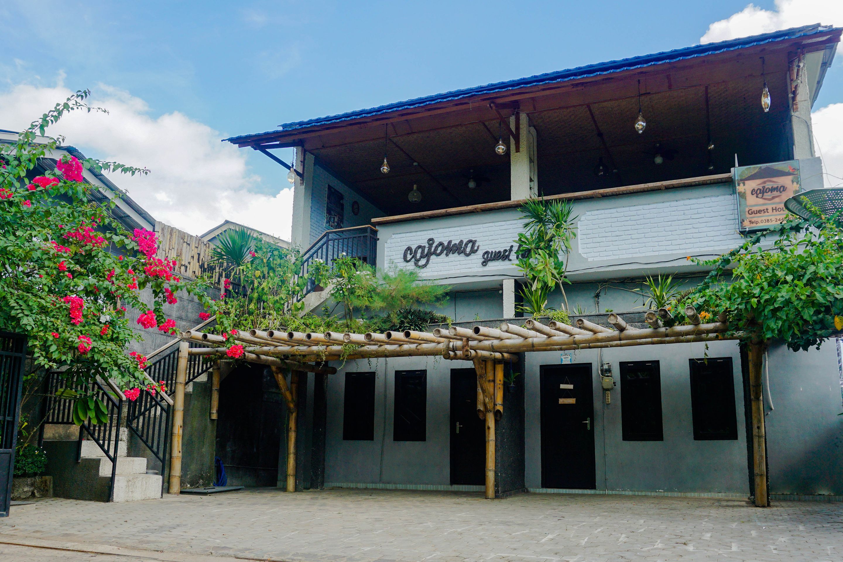 Vista frontal de la propiedad