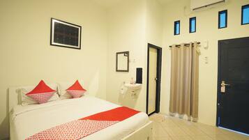 Standard Double Room | Desk, free WiFi, bed sheets