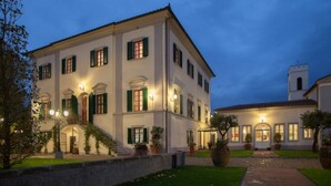 A large, white building with green shutters and a central staircase. - Relais Villa Scarfantoni B&B (Montemurlo)