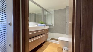 Luxury Apartment, 2 Bedrooms, 2 Bathrooms | Bathroom