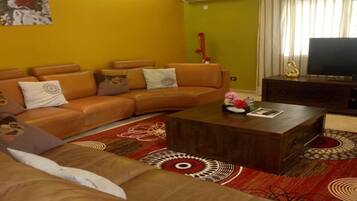 Comfort Villa | Living area | 40-inch flat-screen TV with satellite channels, TV