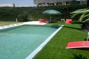Outdoor pool, pool umbrellas, sun loungers - Résidence Clara T4 (Abidjan)