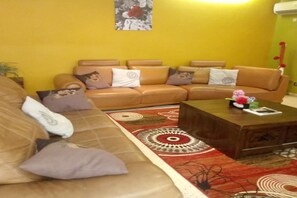 Villa – comfort | Oppholdsområde | En 40-tommers Flatskjerm-TV med Parabol-TV samt TV