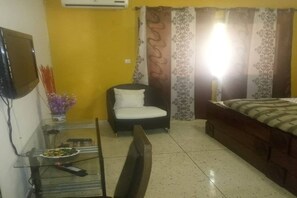 Escritorio, espacio para trabajar con laptop y cortinas blackout