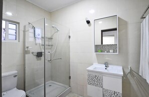 Apartament, 2 dormitoris (Colombe) | Bany | Dutxa, tovalloles, sabó i paper higiènic 