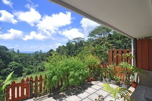 Terrace/patio - Chez Memere Holiday Apartments (Mahé Island)