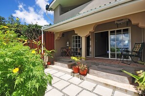 Terrace/patio - Chez Memere Holiday Apartments (Mahé Island)