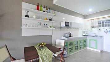 Appartement, 2 chambres (Colombe) | Cuisine privée | Grand réfrigérateur, micro-ondes, four, plaque de cuisson