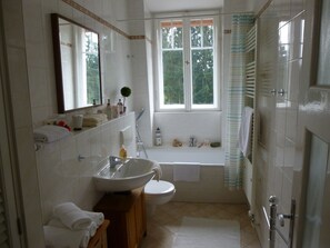 Combined shower/bathtub, hair dryer, towels, soap - Sunny apartment with balcony (Bergholz-Rehbrücke)