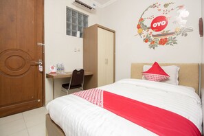 Deluxe Single Room | Free WiFi, bed sheets - Collection O 1061 Aliya Homestay (Yogyakarta)