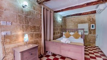 Studio | Free WiFi, bed sheets