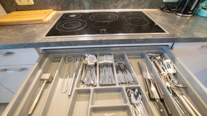 A kitchen drawer with utensils and a Siemens induction cooktop above it. - Lovely City House (Meerbusch)
