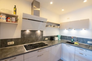 Business Apartment, 3 Bedrooms, Garden View (incl. Endreinigungsgebühr) | Private kitchen | Full-sized fridge, microwave, oven, stovetop - Lovely City House (Meerbusch)