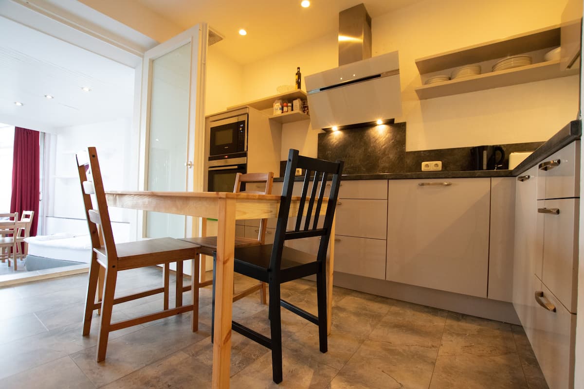 Business Apartment, 3 Bedrooms, Garden View (incl. Endreinigungsgebühr) | In-room dining