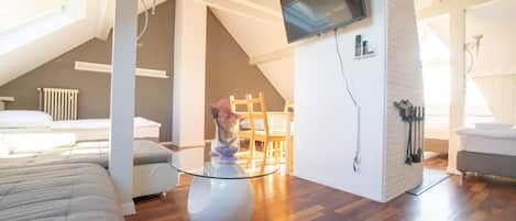 Apartamento exclusivo, vistas al jardín (incl. Endreinigungsgebühr) | Zona de estar | Una televisión de pantalla plana